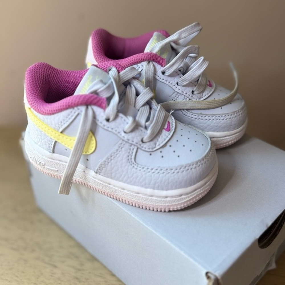 Nike White and Pink Sneakers Low-Top Design